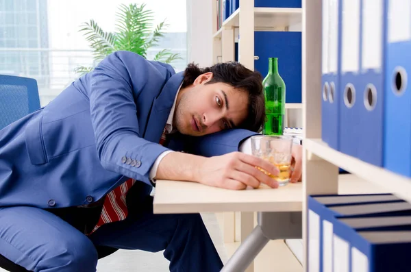 Giovane impiegato d'affari che beve in ufficio — Foto Stock