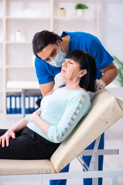Old woman visiting male doctor for plastic surgery — Stock Photo, Image