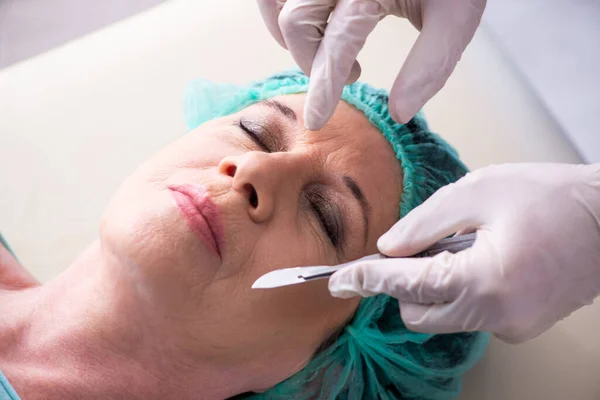 Anciana visitando a médico masculino para cirugía plástica — Foto de Stock