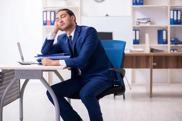 Jeune homme d'affaires travaillant dans le bureau — Photo