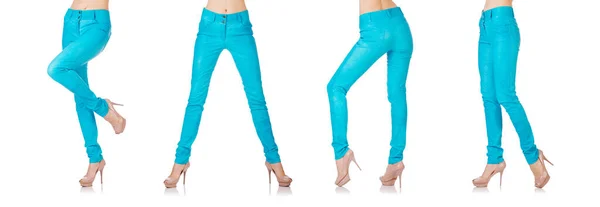 Pernas de mulher em calças azuis — Fotografia de Stock