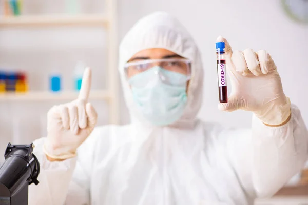 Arzt entwickelt Covid-19-Impfstoff im Labor — Stockfoto