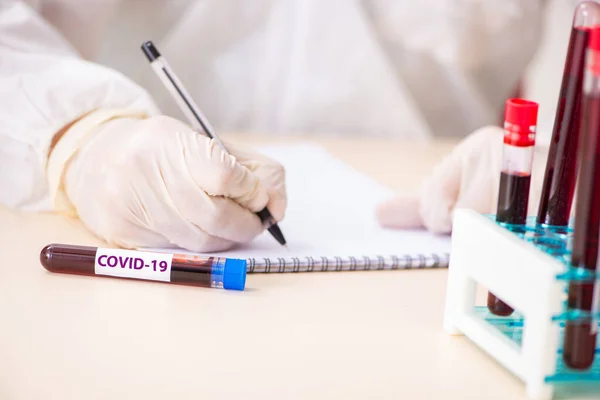 Доктор розробляє вакцину проти ковідо-19 в лабораторії — стокове фото