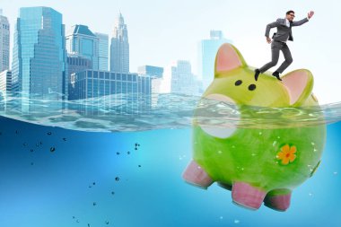 Piggybank ile borç konsepti içinde bir işadamı