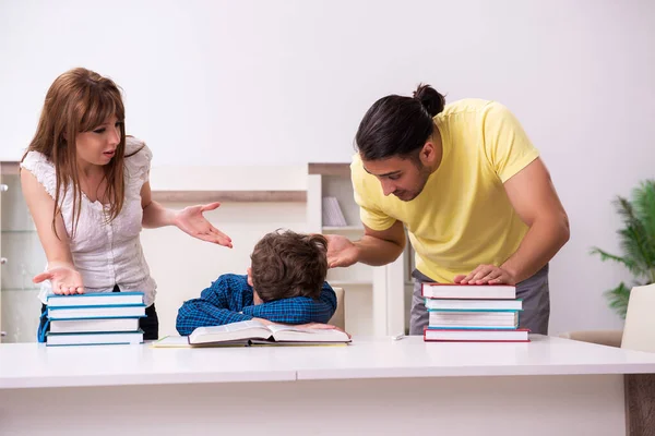 Parents helping their son to prepare for school — Stock Photo, Image
