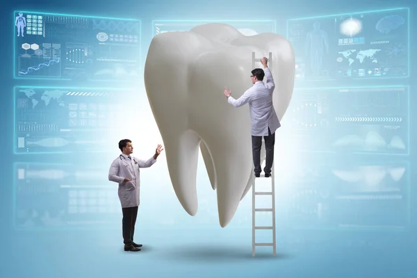 Médicos examinando diente gigante en concepto dental — Foto de Stock