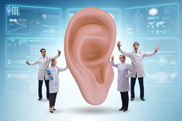 Dokter onderzoekt reusachtig oor in medisch concept — Stockfoto