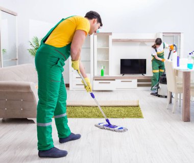 Evde çalışan profesyonel müteahhitleri temizliyorum.