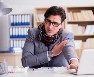 Hasta işadamı, ofiste hastalık yüzünden acı çekiyor.