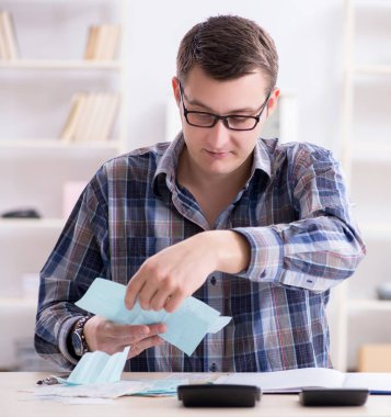 Genç adam evinde ve vergi borçlarında hayal kırıklığına uğradı.