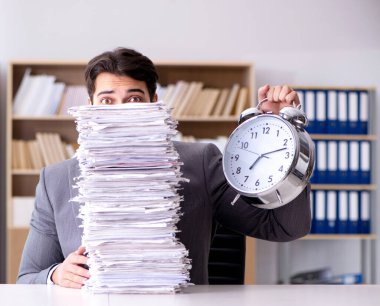 İş adamı zor teslim tarihlerine yetişmeye çalışıyor