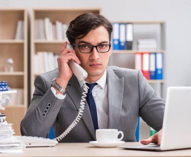 ofiste çalışan yakışıklı işadamı