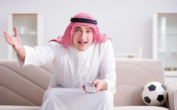 Junger Araber schaut Fußball auf Sofa — Stockfoto
