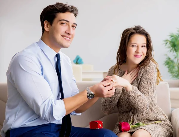 Concepto romántico con el hombre haciendo propuesta de matrimonio —  Fotos de Stock