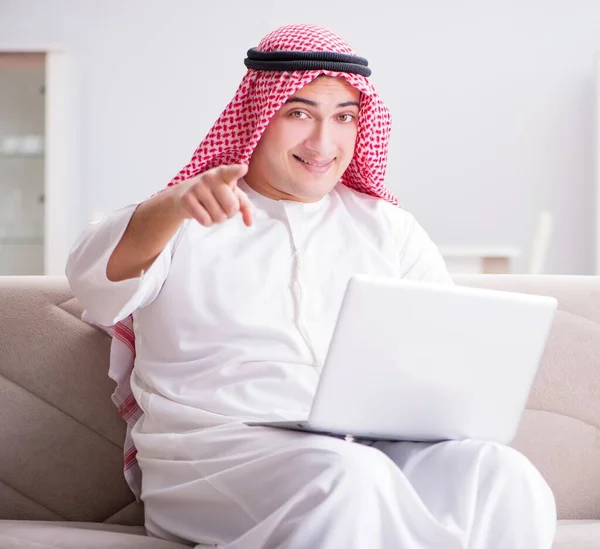 Fiatal arab üzletember dolgozik laptop kanapén — Stock Fotó