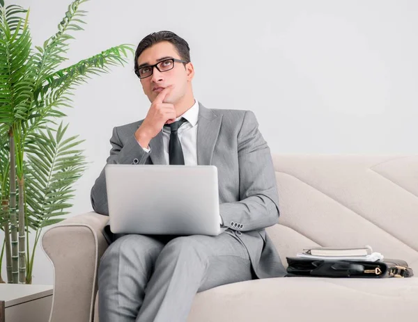 Empresario con portátil portátil sentado en el sofá —  Fotos de Stock