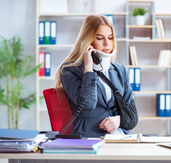 Lavoratrice infortunata che lavora in ufficio — Foto Stock