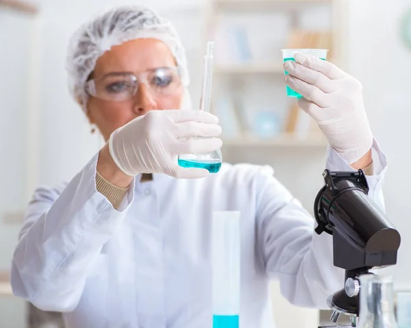 Mulher química que trabalha no laboratório de clínica hospitalar — Fotografia de Stock