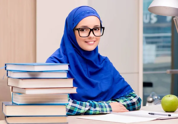 Chica musulmana preparándose para los exámenes de ingreso — Foto de Stock