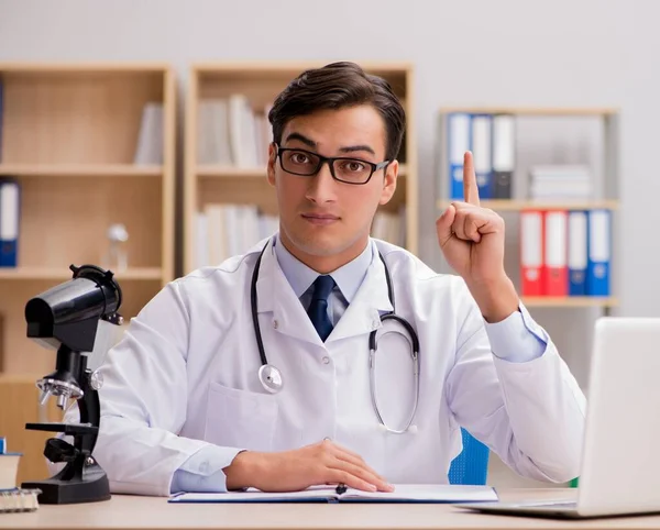 Junge erwachsene Ärztin mit Laptop — Stockfoto