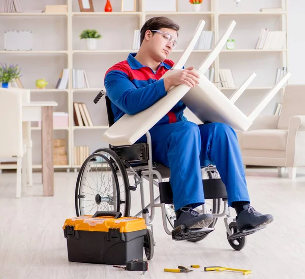Disabili uomo sedia di riparazione in officina — Foto Stock