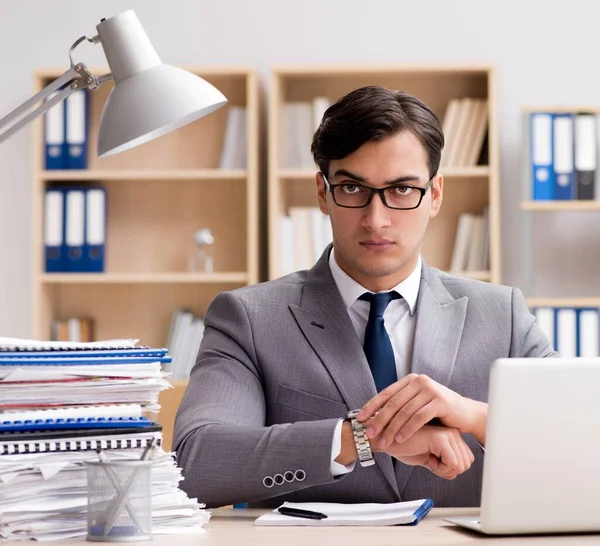 Bonito empresário que trabalha no escritório — Fotografia de Stock