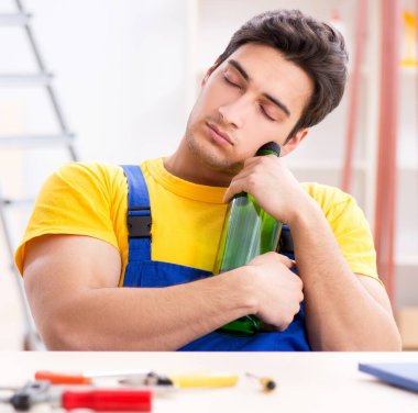 Atölyede çalışan sarhoş mühendis.