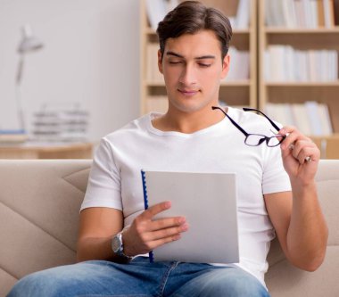 Kanepede oturan adam.