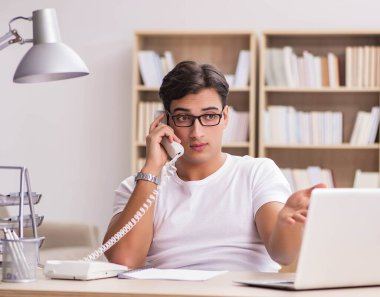 Ofiste çalışan genç adam.