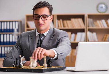 genç işadamı ofiste satranç oynamayı