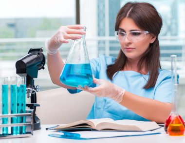 Laboratuarda çalışan genç kadın doktor