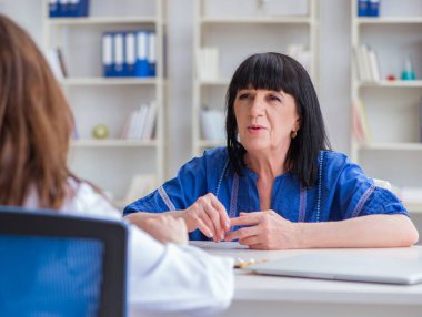 Kıdemli hasta düzenli kontrol için doktoru ziyaret ediyor.