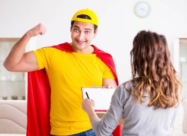 Kutusu olan süper kahraman teslimatçı.