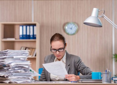 Ofiste çalışan iş kadını.