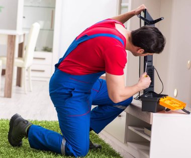 Profesyonel tamir mühendisi bozuk televizyonu tamir ediyor.
