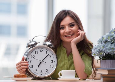 Çalar saati olan öğrenci sınavlara hazırlanıyor