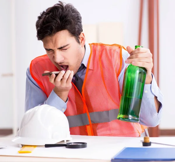 Engenheiro bêbado trabalhando na oficina — Fotografia de Stock