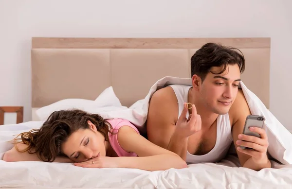 Conflitto familiare con moglie marito a letto — Foto Stock