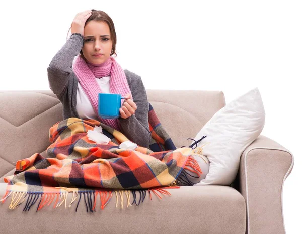Wanita muda minum teh selama demam — Stok Foto