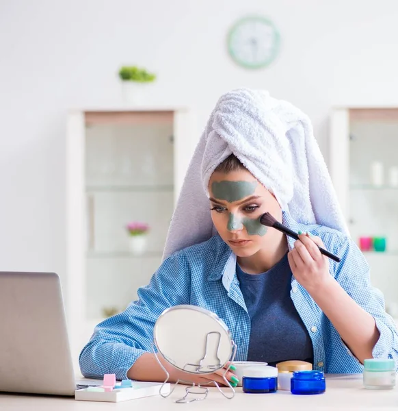 Beauty-Bloggerin trägt Maske auf und postet im Internet-Blog — Stockfoto