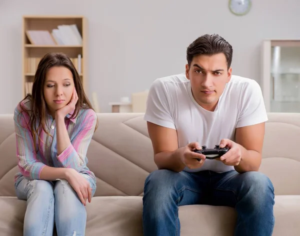 Jovem família sofrendo de dependência de jogos de computador — Fotografia de Stock