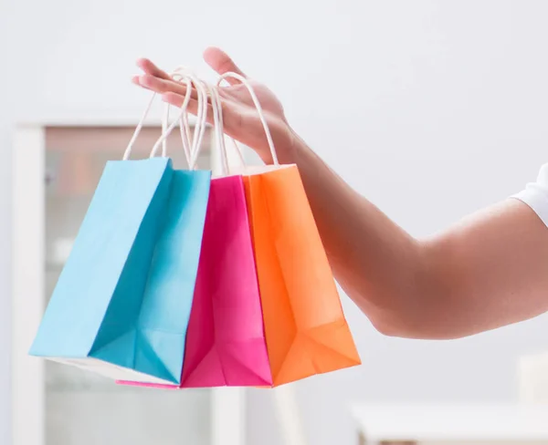 Jeune homme avec sac cadeau à la maison préparant surprise pour femme — Photo