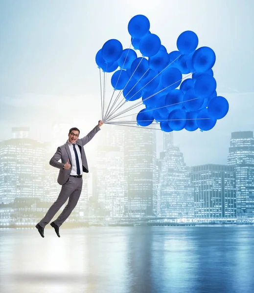 挑戦の概念で気球に乗って飛ぶビジネスマン — ストック写真