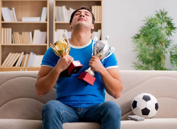Чоловік дивиться футбол вдома, сидячи в дивані — стокове фото
