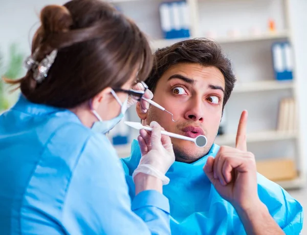 Paciente con miedo del dentista durante la visita al médico — Foto de Stock