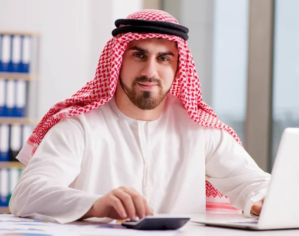 Homme d'affaires arabe travaillant sur ordinateur portable — Photo