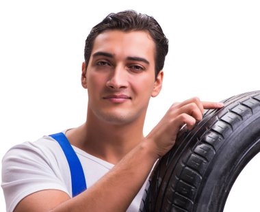 Yakışıklı lastik tamircisi beyazda izole edilmiş.