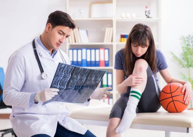 Bayan basketbolcu yaralandıktan sonra doktoru ziyaret ediyor.