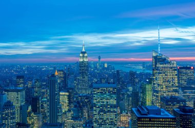 Günbatımında New York Manhattan 'ın gece manzarası