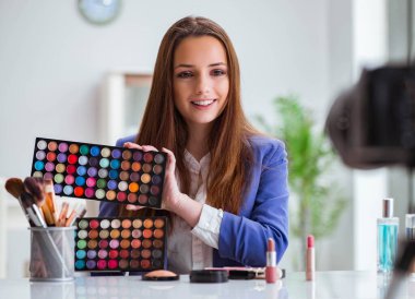Güzellik moda blogcusu video kaydediyor